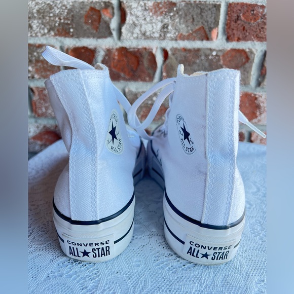 Converse Chuck Taylor All Star Lift
Platform High-Top sneakers in white. Size 6 - Picture 5 of 8
